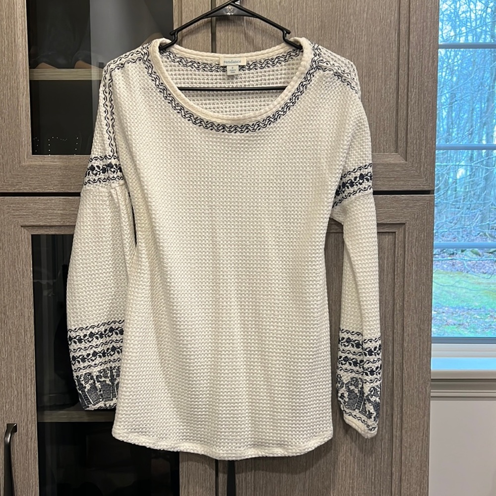 Sundance waffle top with navy embroidery